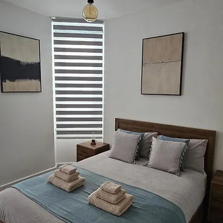 Tower Bridge Spacious King Bedroom With Extra Large Windows
